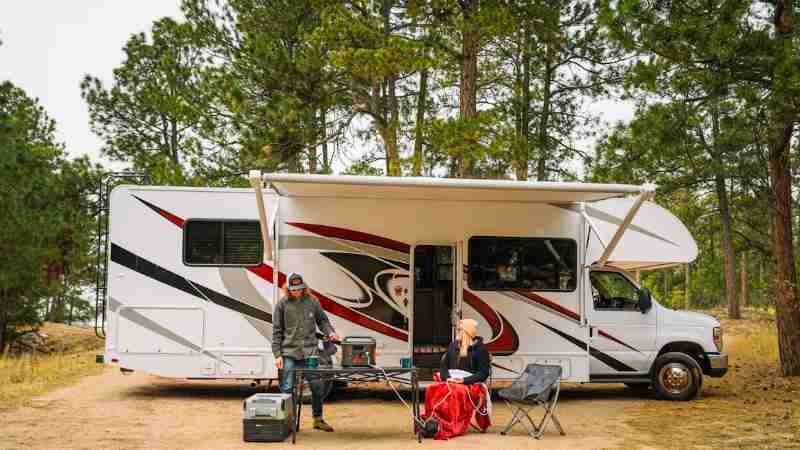 w 1, tags: off-grid caravan - unsplash